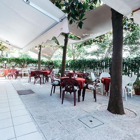 Roma Hotel Pineto Bagian luar foto