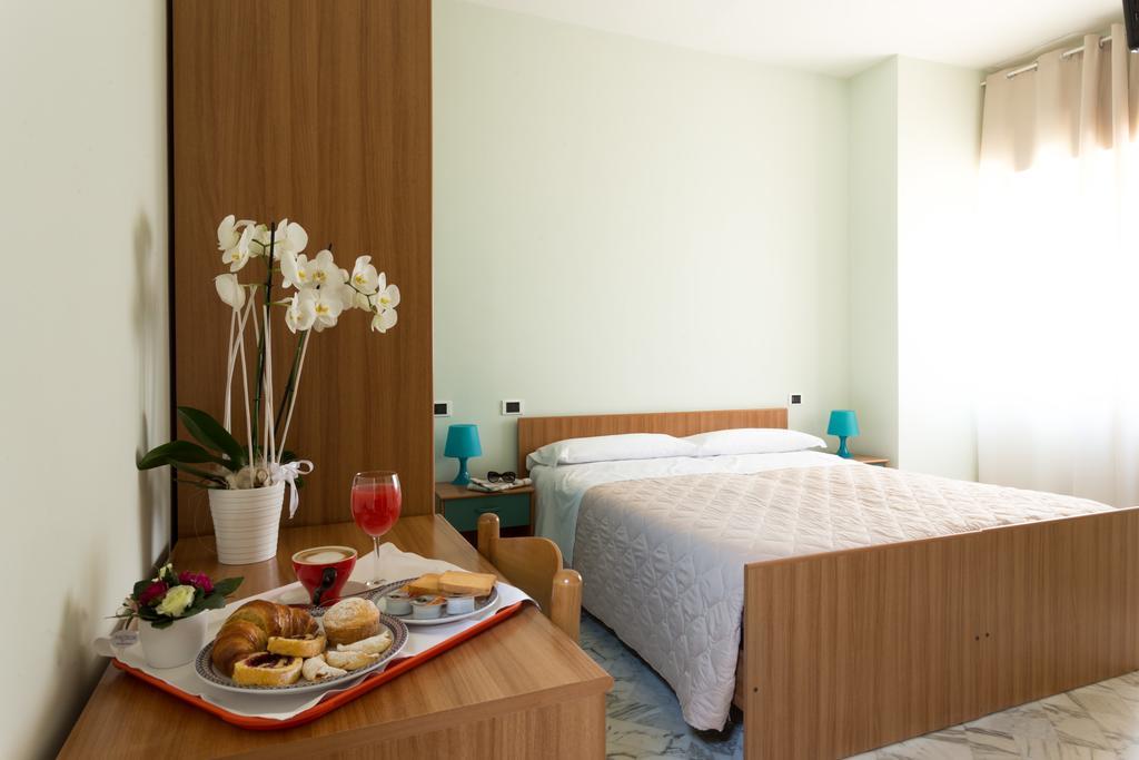 Roma Hotel Pineto Bagian luar foto