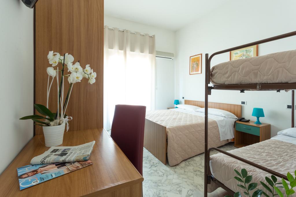 Roma Hotel Pineto Bagian luar foto