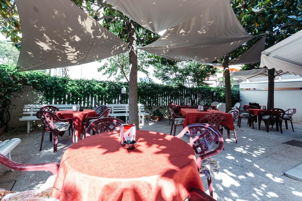 Roma Hotel Pineto Bagian luar foto