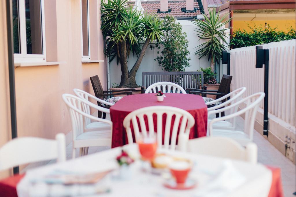 Roma Hotel Pineto Bagian luar foto
