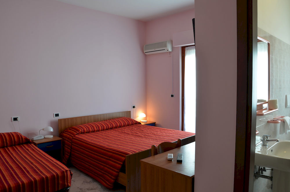 Roma Hotel Pineto Bagian luar foto