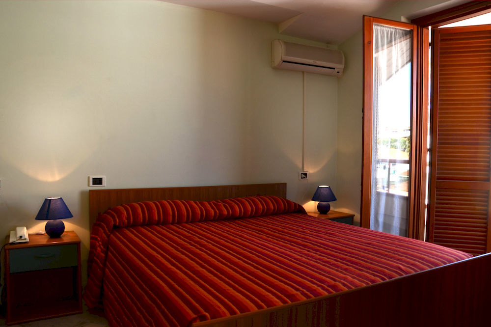 Roma Hotel Pineto Bagian luar foto
